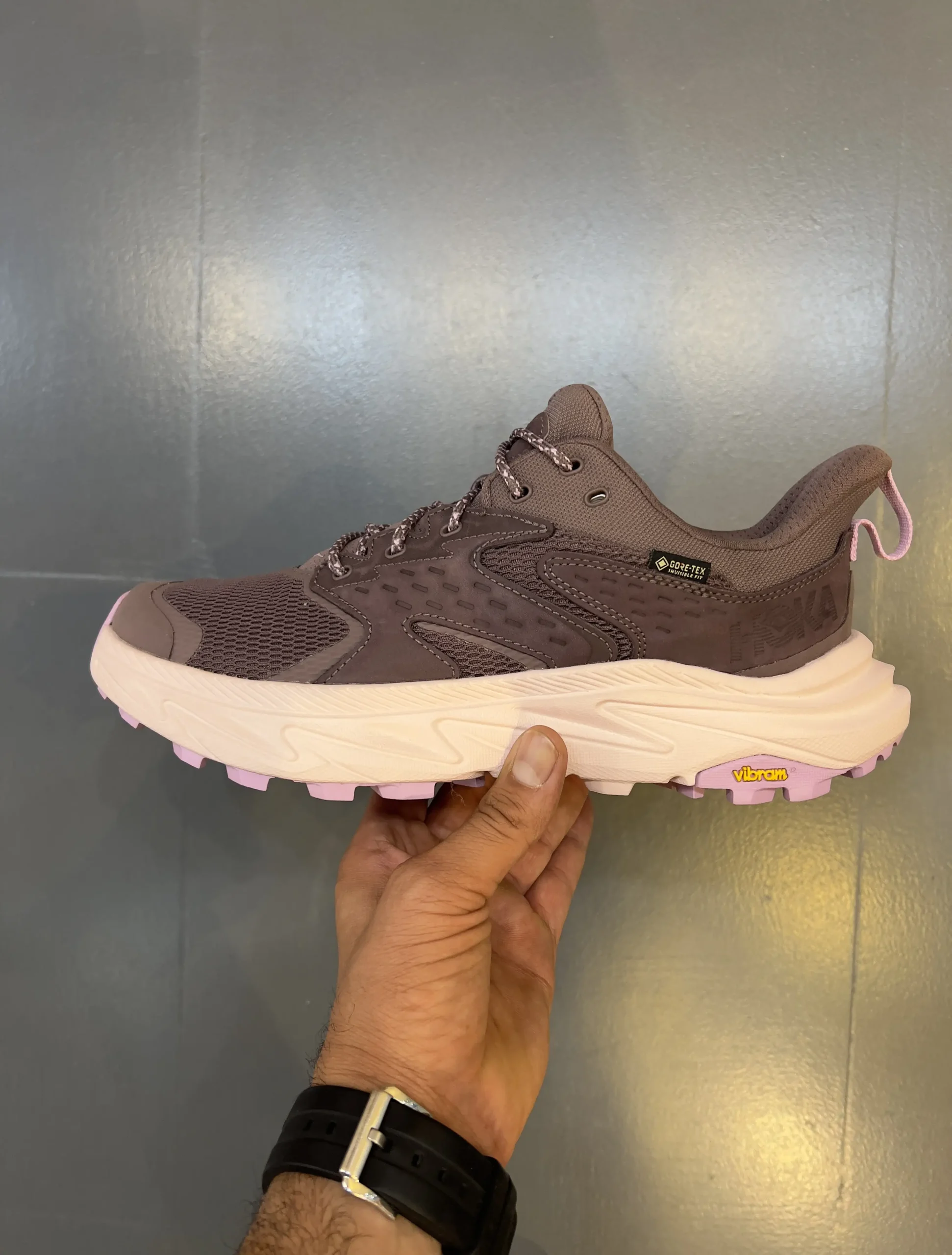 hoka-anacapa-2-low-gtx-1142830f-syq-hand-view hoka anacapa 2 low gtx 1142830f syq hand view scaled