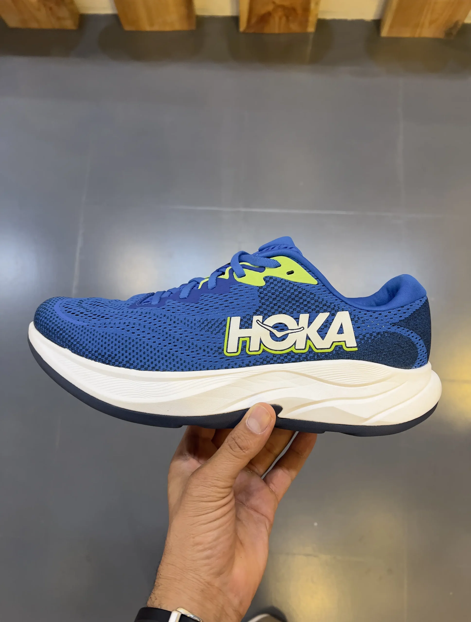 hoka-rincon-4-electric-cobalt-varsity-navy-1155130-ecc-hand-view hoka rincon 4 electric cobalt varsity navy 1155130 ecc hand view scaled
