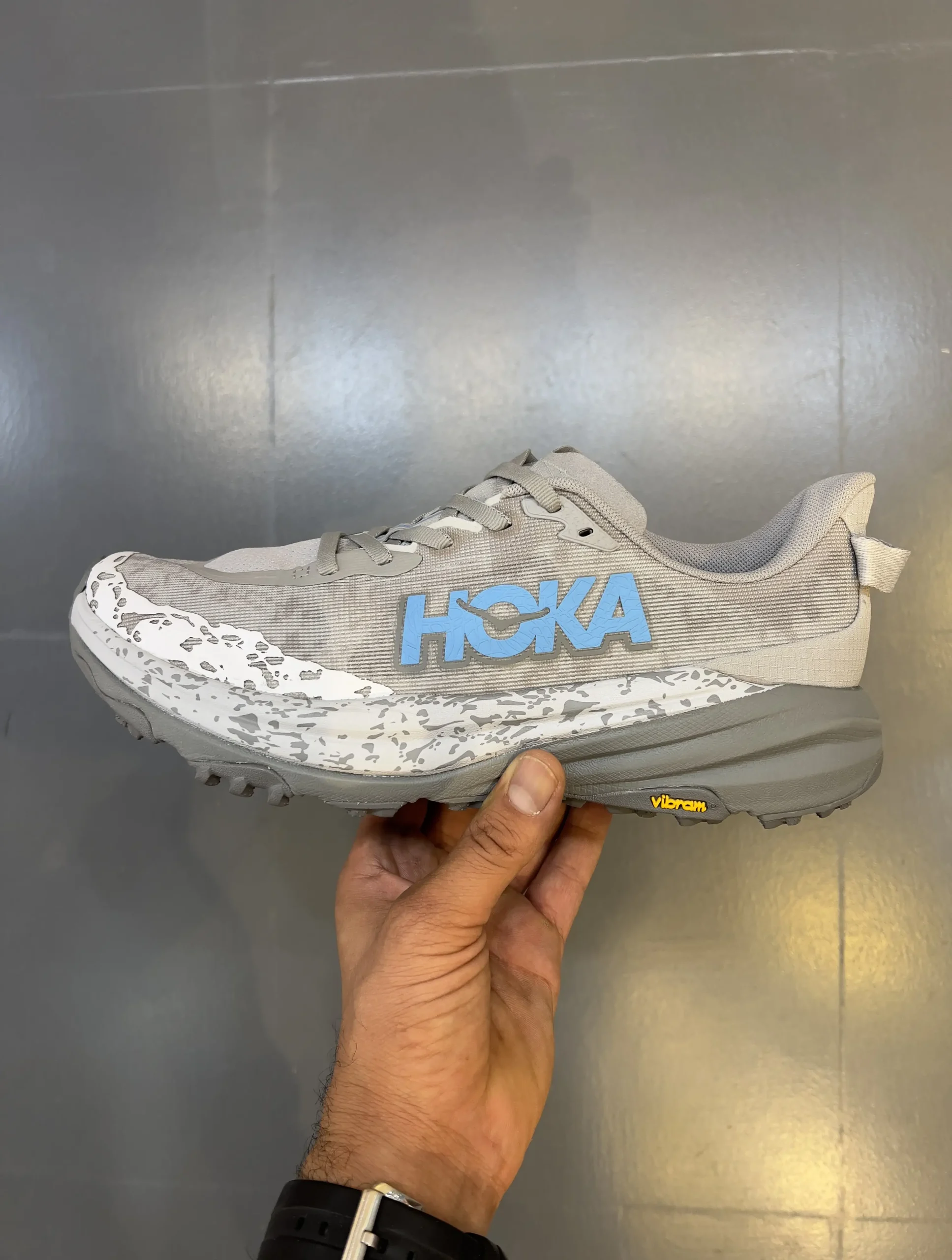 hoka-speedgoat-6-stellar-grey-asteroid-1147811-syst-hand-view hoka speedgoat 6 stellar grey asteroid 1147811 syst hand view scaled