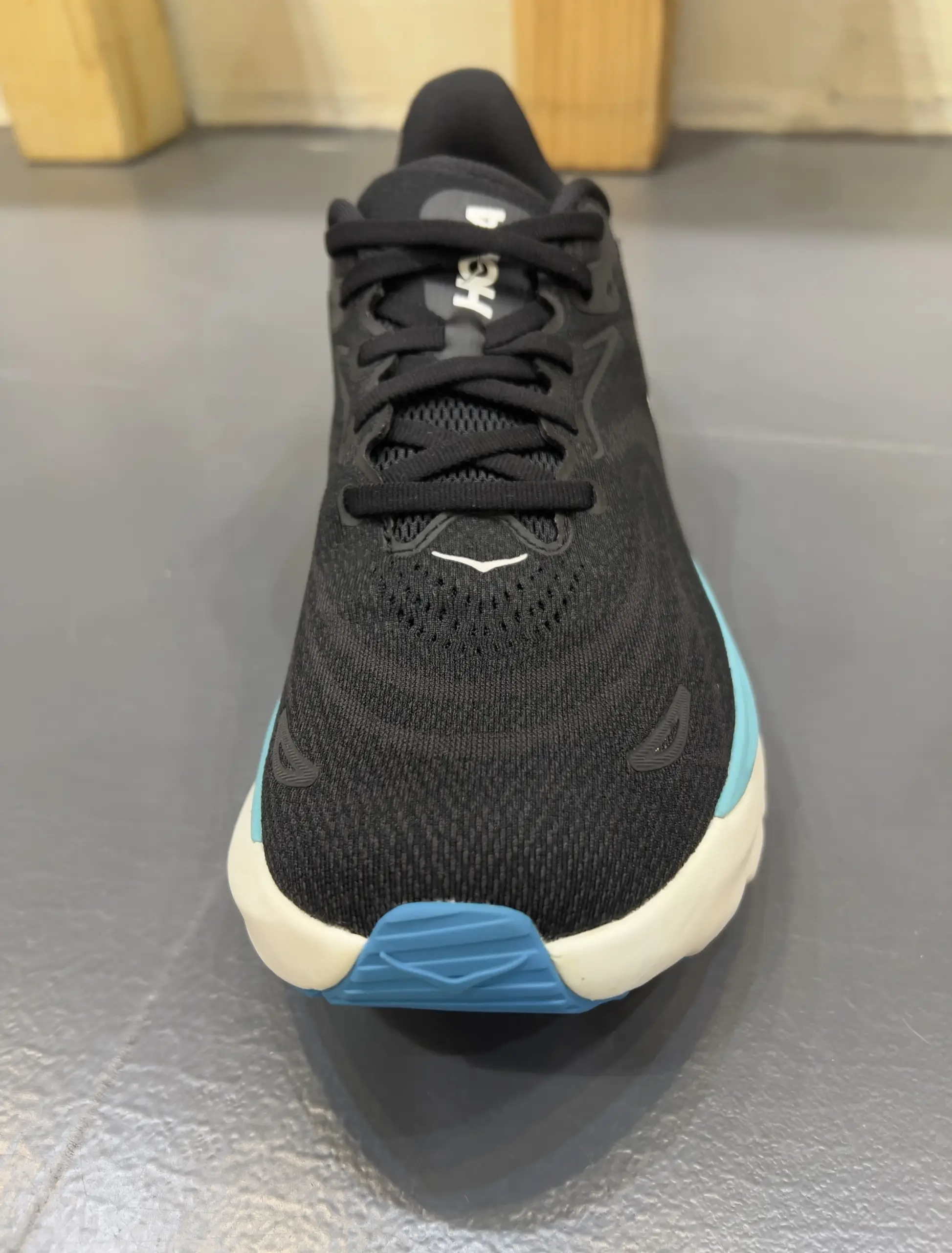 hoka-arahi-8-black-skyward-blue-1168690-bksk-front-view hoka arahi 8 black skyward blue 1168690 bksk front view