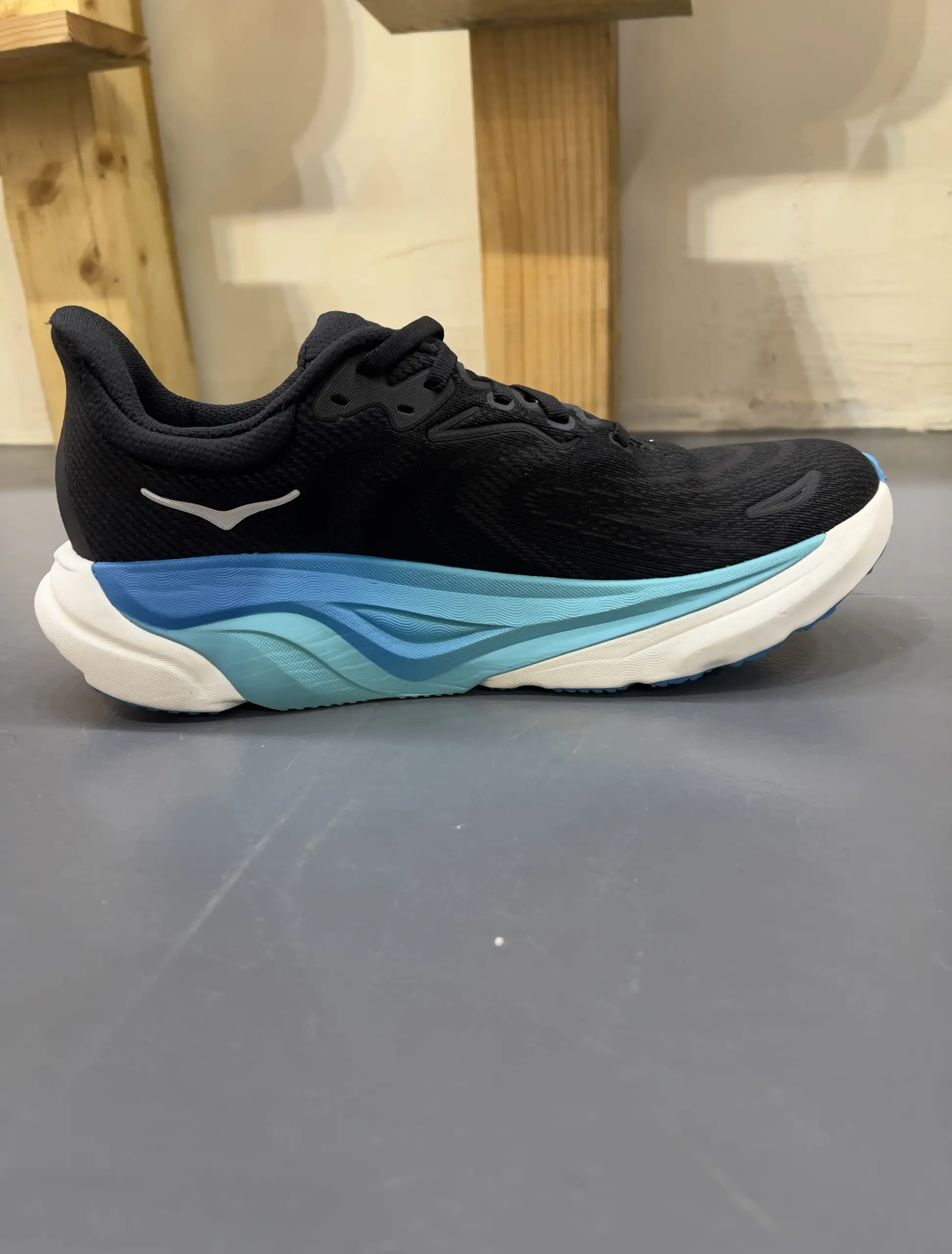 hoka-arahi-8-black-skyward-blue-1168690-bksk-medial-view hoka arahi 8 black skyward blue 1168690 bksk medial view
